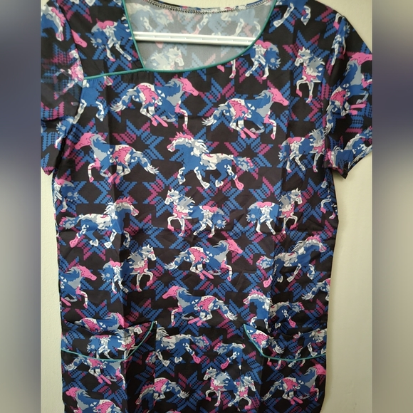 4 scrub tops - Picture 1 of 8